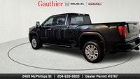 The 2022 GMC Sierra 2500HD Denali blends heavy-duty capability with luxury-truck refinement. With th... (image 4)