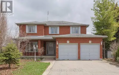 Welcome to 19 Western Skies Crt in Vaughan's highly sought-after Pine Valley community. This excepti...