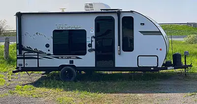 2021 Forest River Wolf Pup Black Label Series M-16FQBL Great couple for a Party of 2! The bed conver...