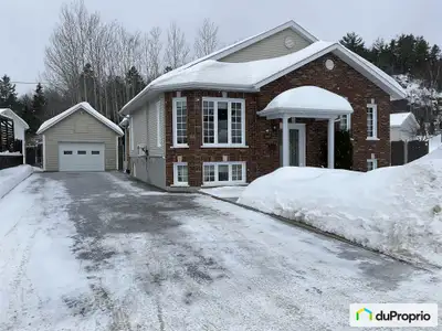 Magnifique propriété sans voisin arrière avec vue sur la montagne, Maison familiale de 13 pièces don...