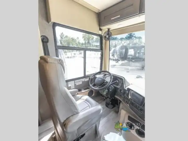 2022 Thor Motor Coach Challenger 35MQ only 6,310 Miles in RVs & Motorhomes in Moncton - Image 58