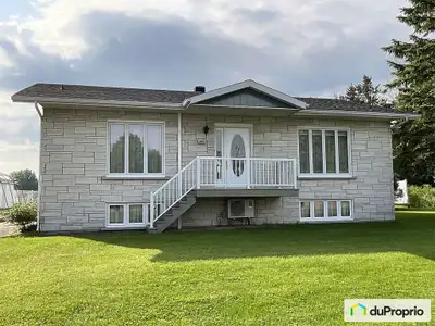 Maison unifamiliale située sur un très grand terrain au bout d'une rue Aucune possibilité de voisin...