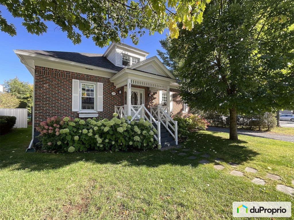 $595,000 - 1 1/2 Storey for sale in Magog — photo 1