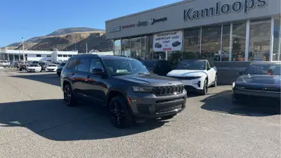 Sunroof! Whether it's an off-road trail or the city streets, this super versatile 2025 Grand Cheroke...
