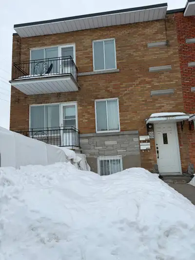 Haut duplex 5 1/2 de 2 ch. à couchers disponible. Bien entretenu à 5 minutes à pieds du métro Sauvé....