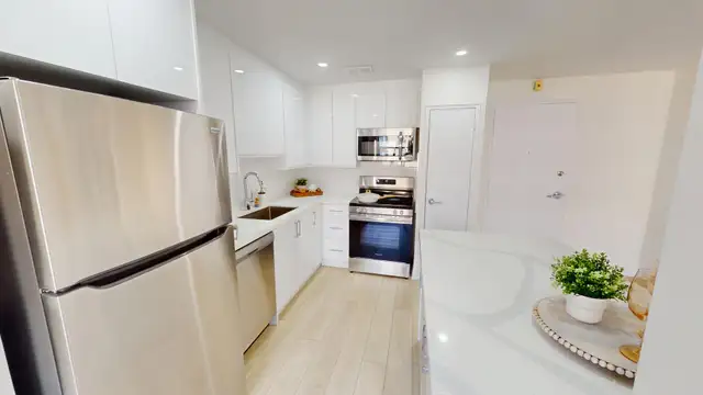 Apartment for Rent at 455 Maple, Downtown in Long Term Rentals in Oakville / Halton Region - Image 2