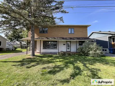 Découvrez cette maison spacieuse de 2 008,55 pi2 sur deux étages, construite en 1940, offrant 4 cham...