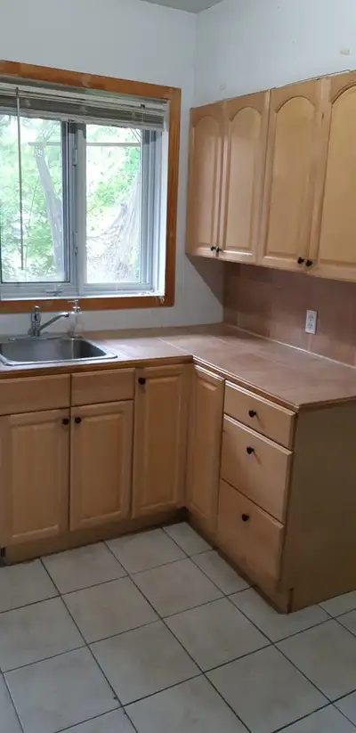 LIBRE / VACANT Vous cherchez un appartement lumineux ? Ce 3 1/2 avec balcon est idéalement situé et...
