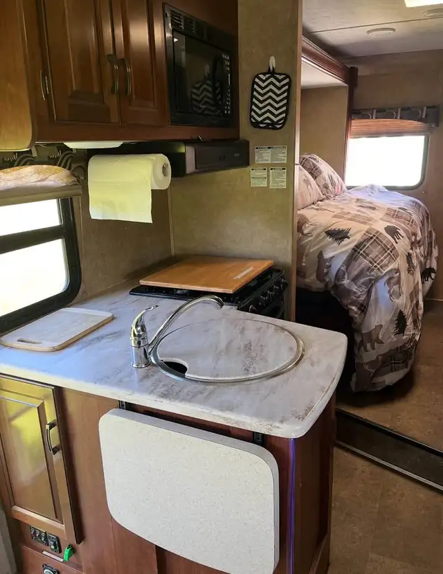 2014 Class C Forest River Motorhome FAMILY SIZE UNIT in RVs & Motorhomes in Strathcona County - Image 6
