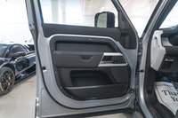Land Rover Defender 110 P300 S 2023: - Extérieur métallisé HAKUBA et intérieur en cuir noir EBONY -... (image 9)