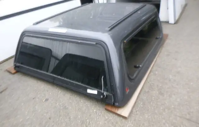 2005 - 2015 Toyota Tacoma 5'2 Grey Leer100R Truck Cap in Other Parts & Accessories in Kitchener / Waterloo - Image 3