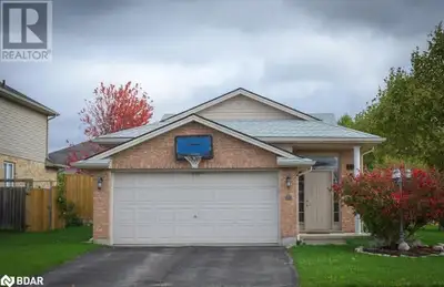 Spacious and lovely in sought after North London location. Gorgeous 4 level Backsplit with Double Ga...