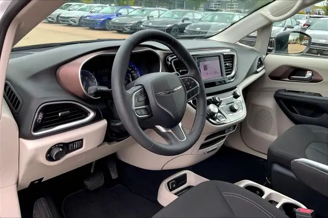 2024 Chrysler Grand Caravan SXT in Cars & Trucks in Edmonton - Image 14