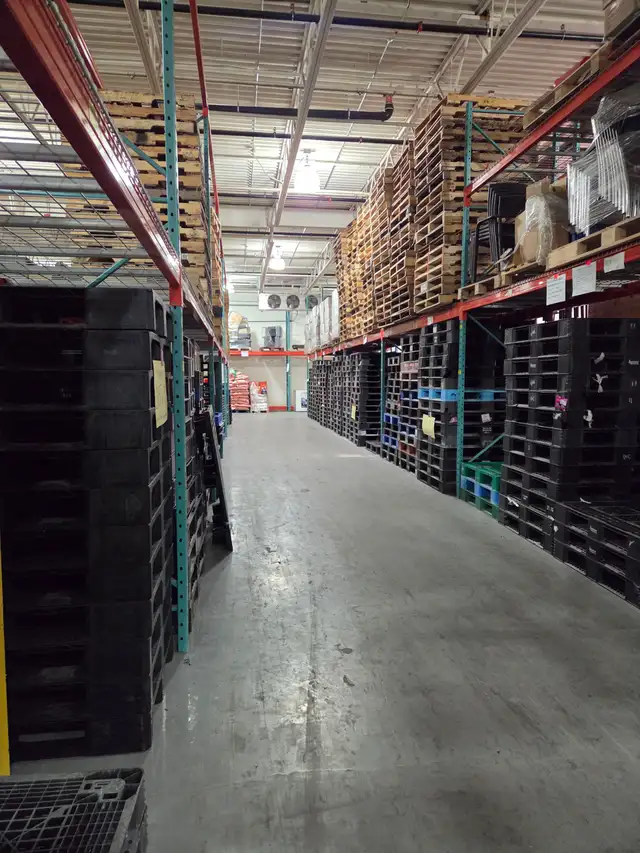 Good pallets and plastic skids here matching stacks too in Storage & Organization in Mississauga / Peel Region - Image 9