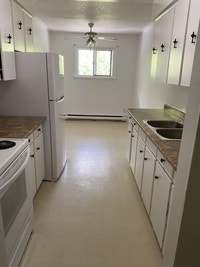 Oak Apartments, located at 454 Oak Street in Collingwood, is a safe, quiet, low-rise rental apartmen... (image 3)