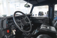 Découvrez le summum de lartisanat britannique avec ce Land Rover Defender 110 1987, restauré sur mes... (image 1)