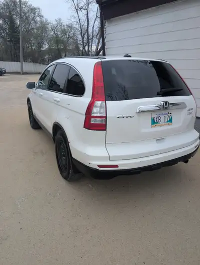 2011 Honda HR-V white, with Leather, heated seat, Sports, no accident . The car runs and drives well...