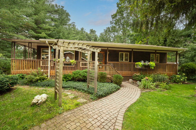 Bungalow on Acre of Woods w 2.5 car garage! pf65976 in Houses for Sale in Brantford - Image 3