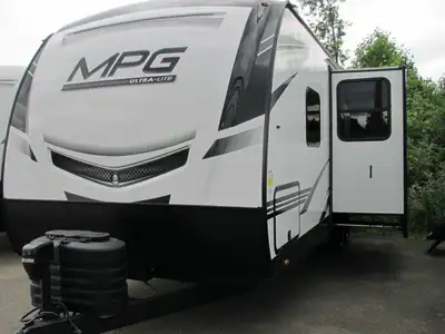EASY FINANCING ON THIS NEW 2023 MPG 2500BH BY CRUISER RV -5743 LBS,GREAT COUNTER SPACE AND A PANTRY-...