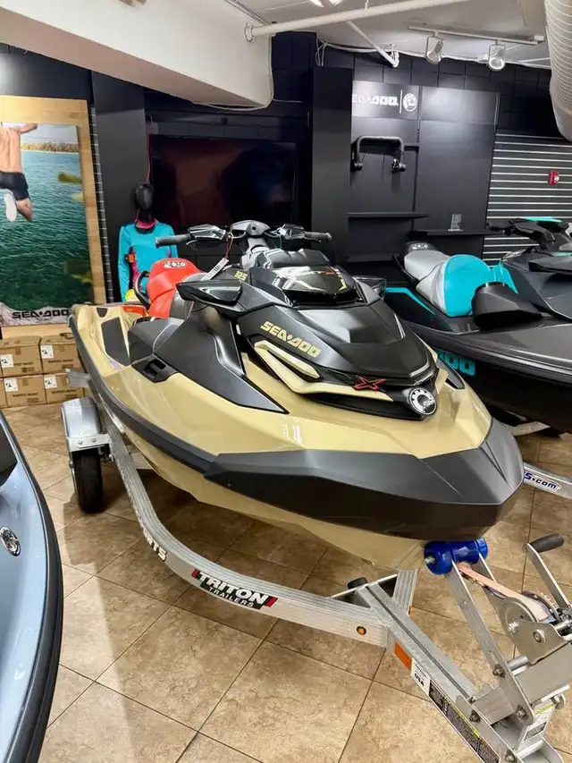 2025 SEA-DOO RXT-X 325 PREMIUM 1630CC-BLACK & GOLD in Personal Watercraft in Edmonton - Image 2