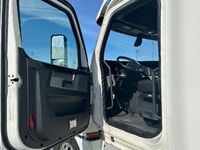 2019 FREIGHTLINER T12664ST;Heavy Duty Trucks - Conventional Truck w/ Sleeper Penske Location 105 SAL... (image 8)