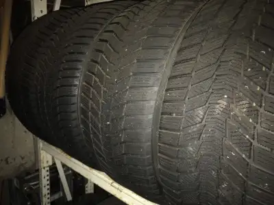 4 PNEUS D'HIVER EN TRÈS BON ÉTAT. ONT ÉTÉ INSTALLÉS 2 HIVERS SUR UNE VOITURE QUI NE ROULAIT QUASIMEN...
