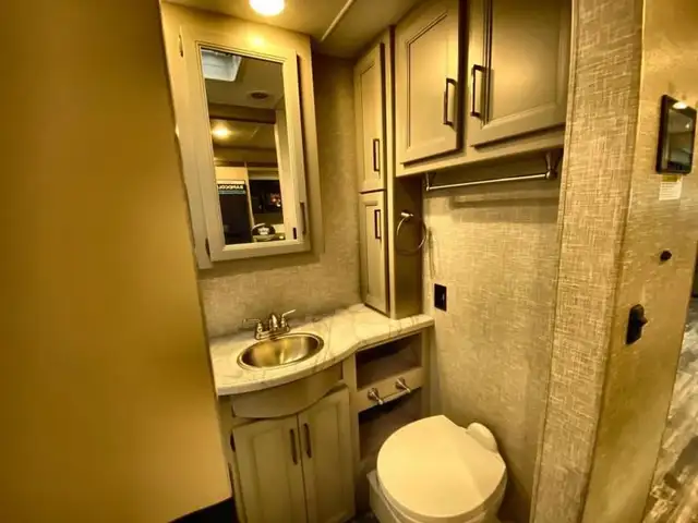 2025 Thor Motor Coach Hurricane 34R in RVs & Motorhomes in Bedford - Image 42