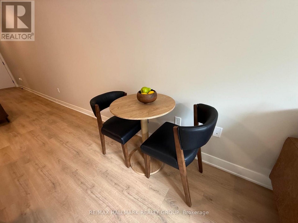 306 - 275 CARLING AVENUE Ottawa, Ontario 5