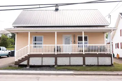 ST-PHILIPPE-DE-NÉRI, 143, ROUTE 230 OUEST Cette charmante propriété de 1 étage et demi, comprend 2 c...