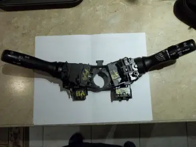 CONTROLE DE WIPER ET DE FLASHER TOYOTA RAV4 2006-2012, PEUT ME DEPLACÉ A VOIR, $90 NEG...514-898-217...