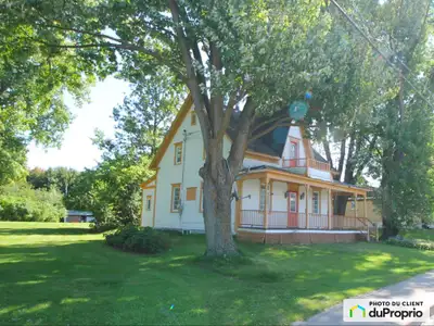 Belle maison ancestrale ayant conservé son cachet. Terrain intime avec arbres matures sans voisin di...