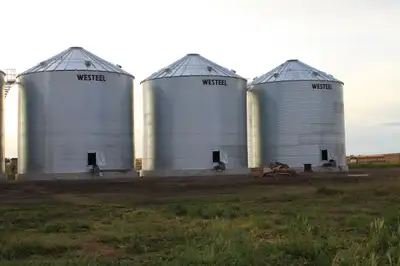 Westeel Flat Bottom Grain Bins AVAILABLE MODELS: Bushel capacity varies by diameter and ring height...