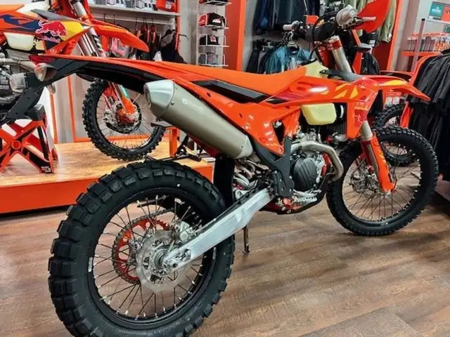 2025 KTM 500 EXC-F Six Days in Dirt Bikes & Motocross in Oakville / Halton Region - Image 4