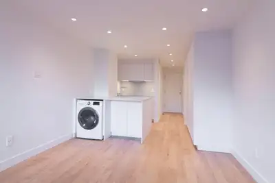 Renovated Akelius studio apartment for rent. Located near Sherbrooke in the Milton Park neighborhood...