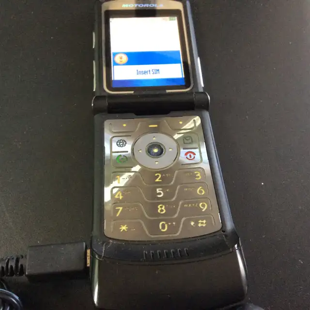 Motorola RAZR V3 cell phone in Cell Phones in Mississauga / Peel Region - Image 3