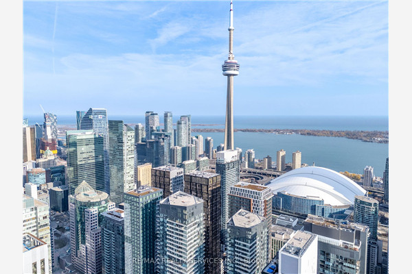 Luxury Downtown Condo, 40th Floor Views! in Condos for Sale in City of Toronto