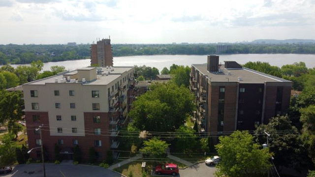 3 1/2 + den À LAVAL - BLOC BÉTON, BORD D'EAU, PROMO dans Locations longue durée  à Laval/Rive Nord - Image 2