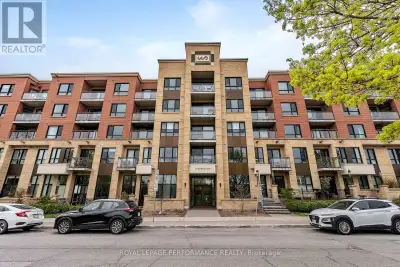 Welcome to this exceptional south-facing top-floor unit. 915 sq.ft. featuring 2 bedrooms and 2 bathr...