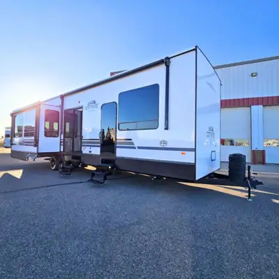 Specifications and Features: Length (ft): 41'6 Width (ft): 8'6 Height (ft): 12'10 GVWR (lbs): 13565...