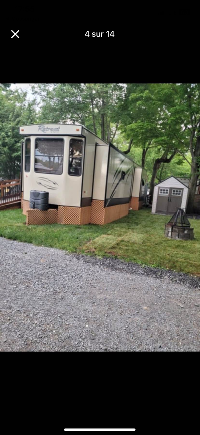 Roulotte de camping IMPECABLE sur terrain avec arbre mature offrant ombre Clé en main tout inclu Vai...
