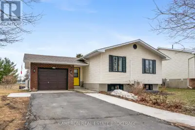 FAMILY HOME W/ ATTACHED GARAGE & NO REAR NEIGHBOURS! Check out this move-in condition bungalow with...