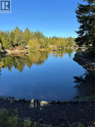 This prime site backs directly onto Angel Pond, the park’s main swimming spot—just steps from mornin...