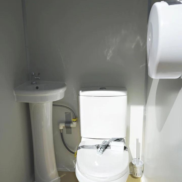 Toilettes mobiles - Design simple et élégant in Other in Victoriaville - Image 2