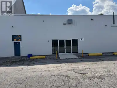 Located off major street, this 1400 unit building features 3 rooms and 14' ceilings offering space f...