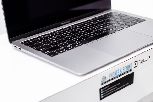 MacBook Air 13 inch 2018 - Like New Condition - PHONES & BEYOND in Laptops in Kitchener / Waterloo - Image 2