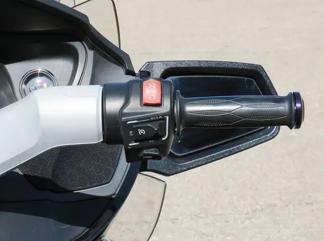 2011 Can-Am Spyder Roadster RT-Limited in Sport Touring in Cambridge - Image 13