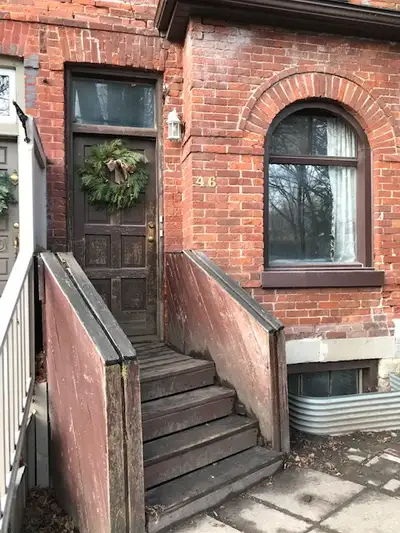 Charming Apartment in Charming Area with Backyard