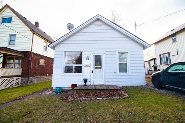 **DETACHED BUNGALOW ** 2 BEDROOM HOUSE IN FORT ERIE!! in Long Term Rentals in St. Catharines