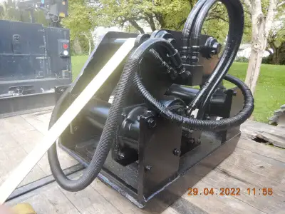 AS NEW PLATE COMPACTOR WITH 80 MM PINS - REMOVE BUSHINGS TO GO TO 90 MM PIN BOSSES Features and Spec...