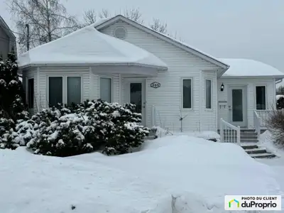 Vente de succession ! NOUVEAU PRIX !! Découvrez cette propriété impeccable où confort et sérénité se...
